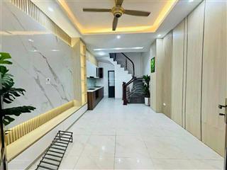 Nhà 5 tầng long lanh  ô tô đỗ cổng 10m ra mặt ngõ thông ô tô tránh  cách mặt đường 50m.