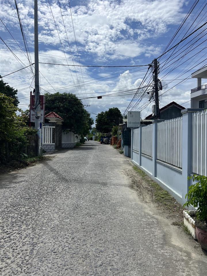 Nhà cấp 4 đường 10 m mặt tiền ngang 9m, dt đất 338m2