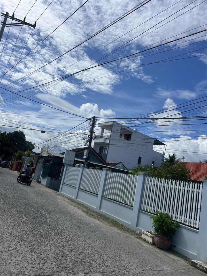 Nhà cấp 4 đường 10 m mặt tiền ngang 9m, dt đất 338m2