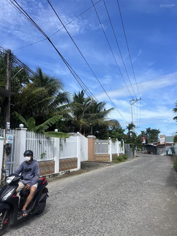 Nhà cấp 4 đường 10 m mặt tiền ngang 9m, dt đất 338m2