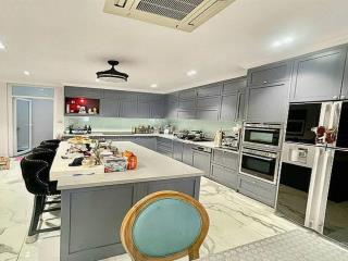 Tòa nhà 5 tầng có hầm  7pn  mặt tiền nội bộ hồ văn huê  gần white palace, 15 phút tới sân bay.