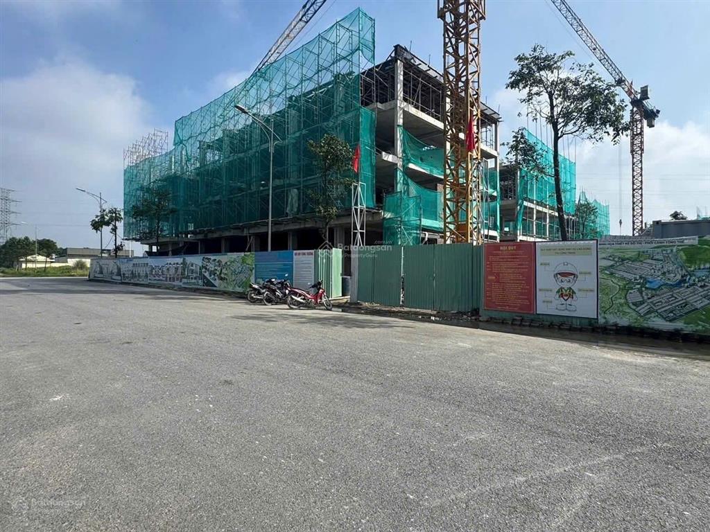 Bán căn liền kề xẻ khe 2 mặt thoáng, đường 25m, gần chợ, gần chung cư kinh doanh tốt