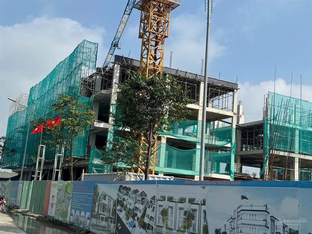 Bán căn liền kề xẻ khe 2 mặt thoáng, đường 25m, gần chợ, gần chung cư kinh doanh tốt