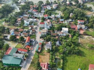 Đất tân tiến  đường liên huyện trải nhựa rộng 11m cách 20m.