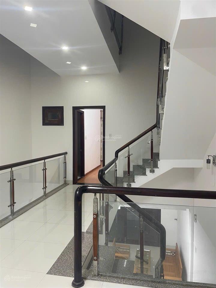Bán nhà 3 tầng mặt tiền chế lan viên, cách biển mỹ khê chỉ 500m, dòng tiền 20tr/th, cực hiếm