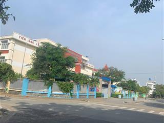 5.5tỷ trả trước cho lô góc 2mt sổ riêng gần chợ tiện xây biệt thự. căn hộ dv, 0913 365 ***