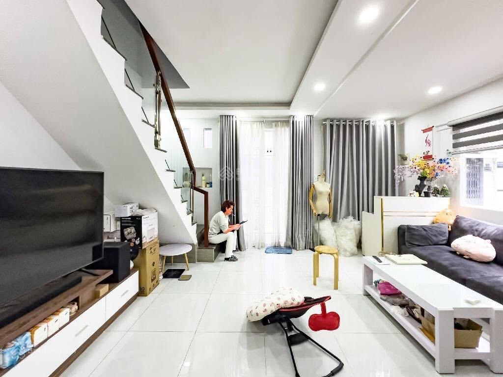 Nhà xinh 3 mặt tiền  3 tầng50m2 trần hưng đạop cầu khoq 1sổ riêng chỉ 6tỷ (còn tl)