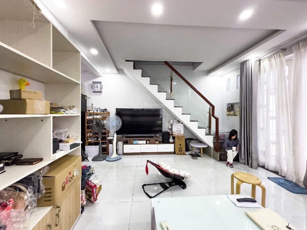 Nhà xinh 3 mặt tiền  3 tầng50m2 trần hưng đạop cầu khoq 1sổ riêng chỉ 6tỷ (còn tl)