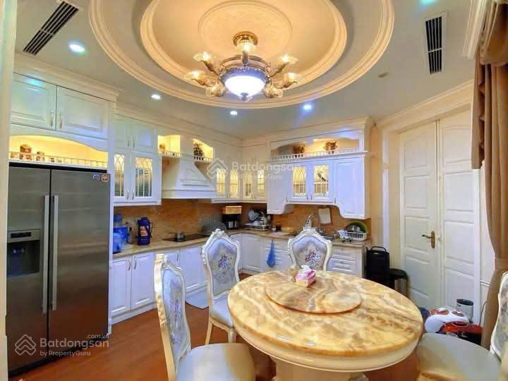 Hiếm biệt thự sân vườn tây hồ 220m², mặt tiền 8,3m, có dòng tiền, giá đầu tư