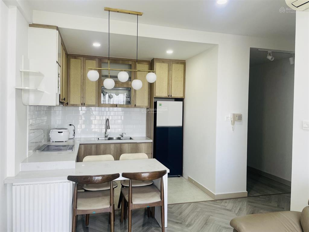 Chính chủ bán lại căn 2 phòng ngủ, ban công dài 7m, view landmark81, mặt tiền mai chí thọ.