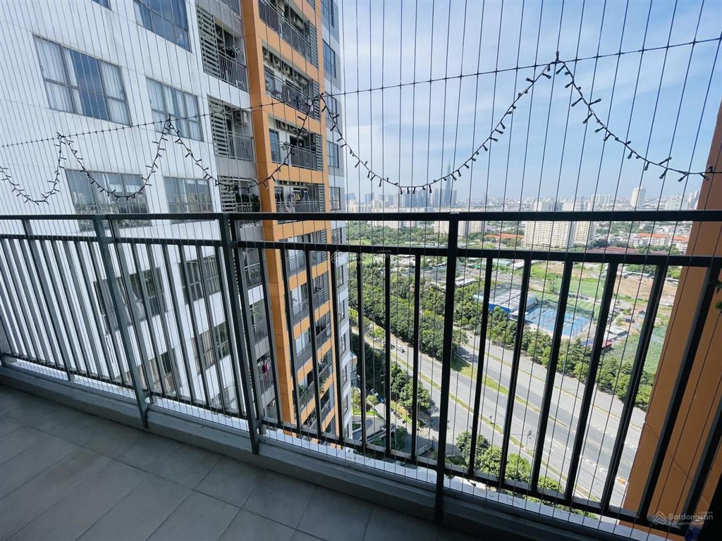 Chính chủ bán lại căn 2 phòng ngủ, ban công dài 7m, view landmark81, mặt tiền mai chí thọ.