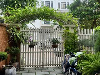 Cho thuê gấp tầng 1 căn liền kề làm văn phòng, rất nhiều cây xanh mát, đầy đủ nội thất