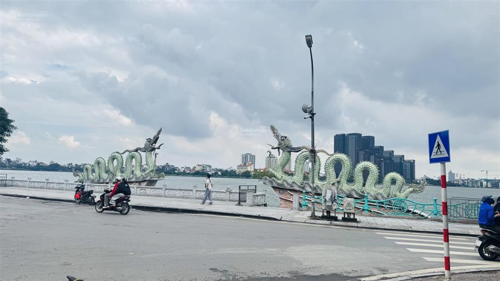 Bán nhanh căn nhà 5 tầng  phân lô xây mới koong  có thang máy  trung tâm tây hồ