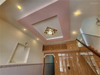 Bán nhà 2 tầng gồm 3 phòng ngủ, 2 wc, hẻm ô tô tận nhà, cách biển hòn chồng 700m phường vĩnh hòa