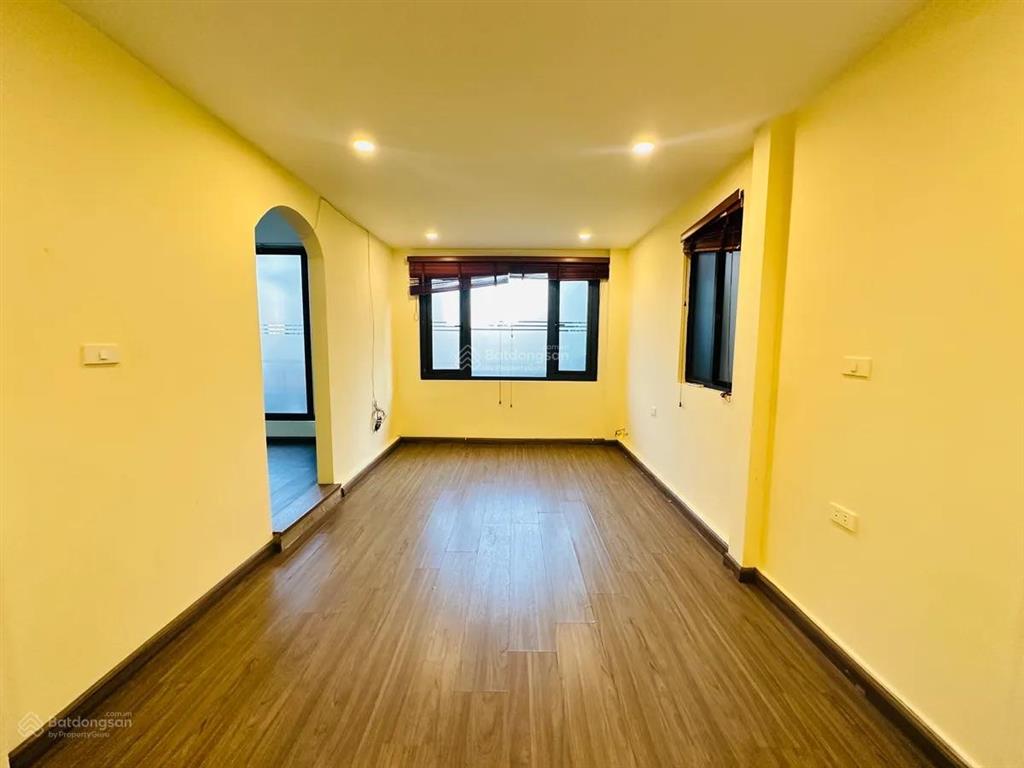 Chính chủ bán nhà hoàng quốc việt  dt 54m2ô tô tránh  lô góc 2 mặt thoáng kinh doanh