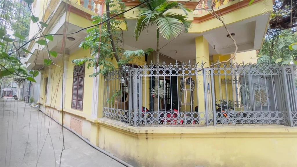 Chính chủ bán nhà hoàng quốc việt  dt 54m2ô tô tránh  lô góc 2 mặt thoáng kinh doanh