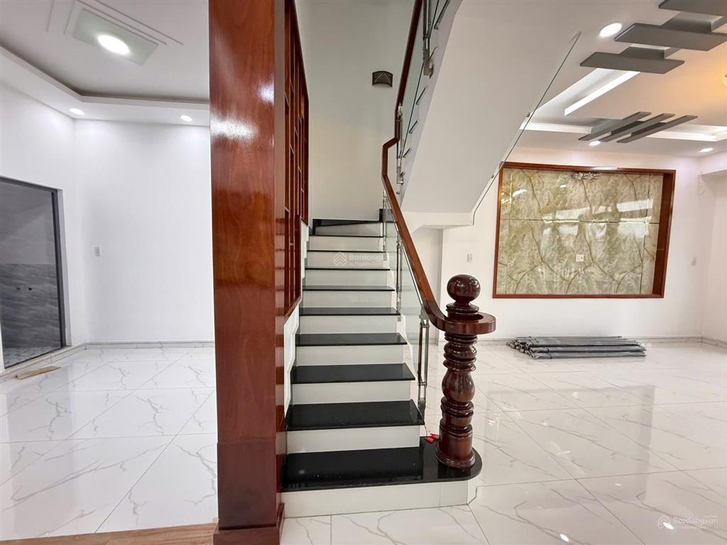 Biệt thự ngộp five star eco city (kđt 5 sao 2) 9x16m 4pn 5wc 1thờ 0936 639 *** nằm ngay đầu cổng