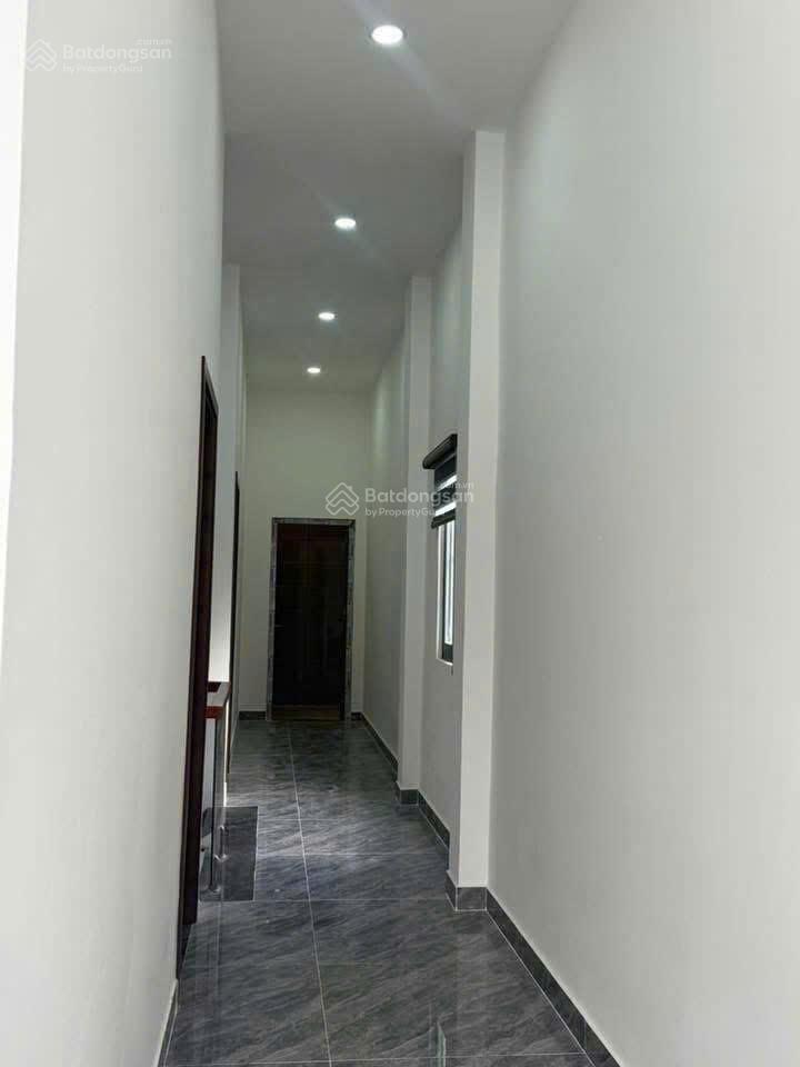 Nhà 1 trệt 1 lầu gần chợ, 70m² chỉ 2 tỷ 5  sổ riêng