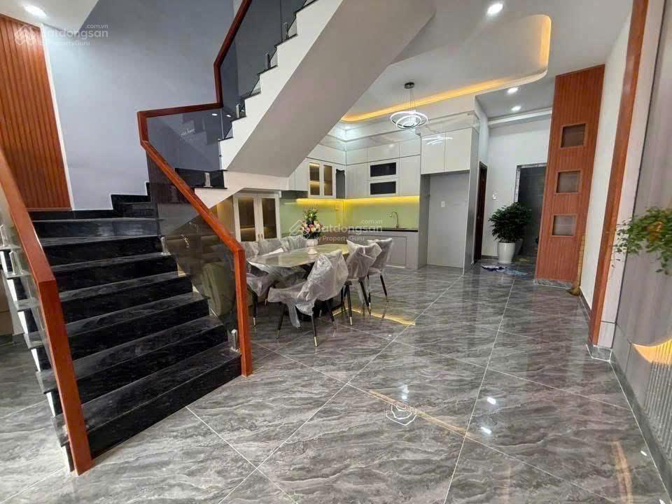 Nhà 1 trệt 1 lầu gần chợ, 70m² chỉ 2 tỷ 5  sổ riêng