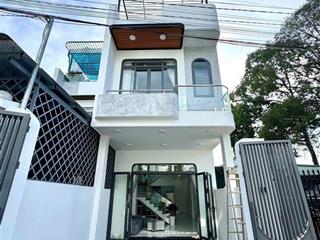 Bán gấp nhà 1 trệt 1 lầu có sân đậu ô tô gần chợ, gần trường học trung tâm