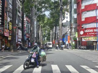 Nhà ngang 14m. tân định quận 1, mặt tiền góc ngã 4, 3 tầng, cn 366m2, chỉ 25 phút tới sân bay.