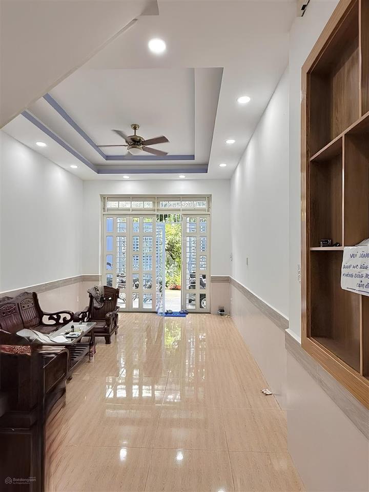 Đường 6m  nhà đúc 3 tầng  dt ngang 4x15 (60m2)  cạnh ngã tư bốn xã gò xoài