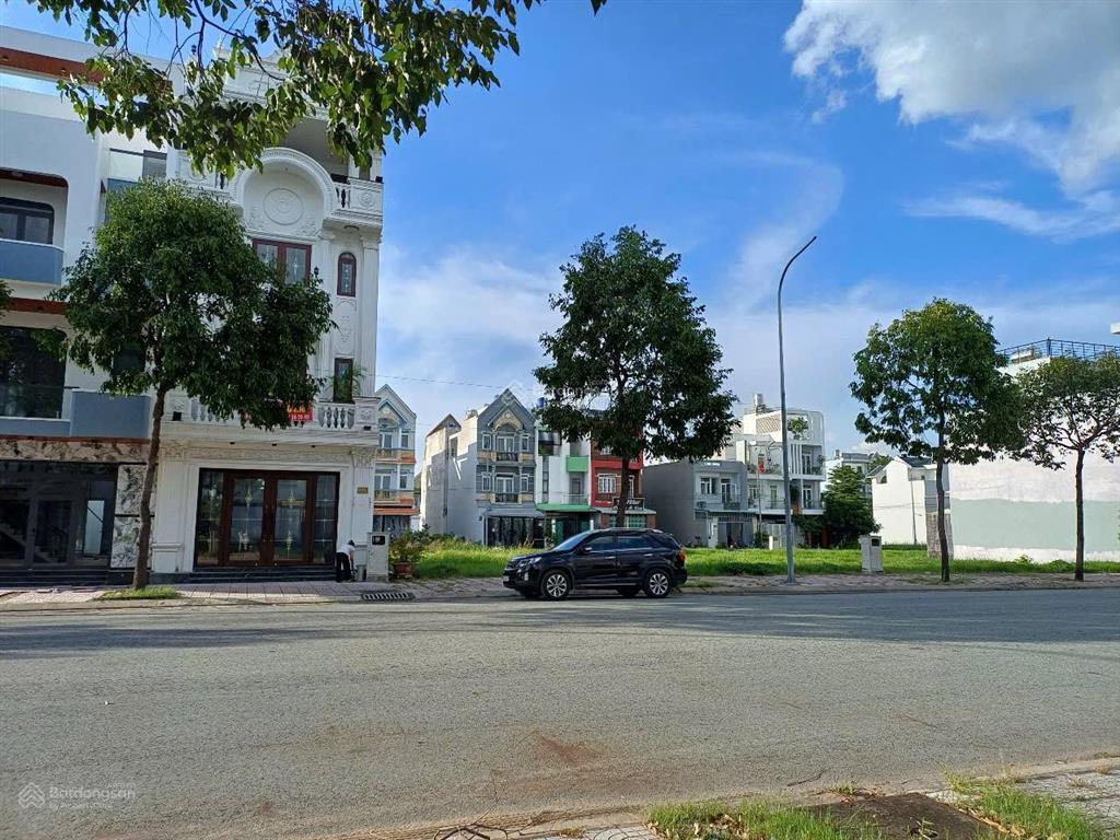 Chính chủ cần bán nhà 3 lầu xây dạng cổ điển (như hình) ở khu đô thị 5 sao 1