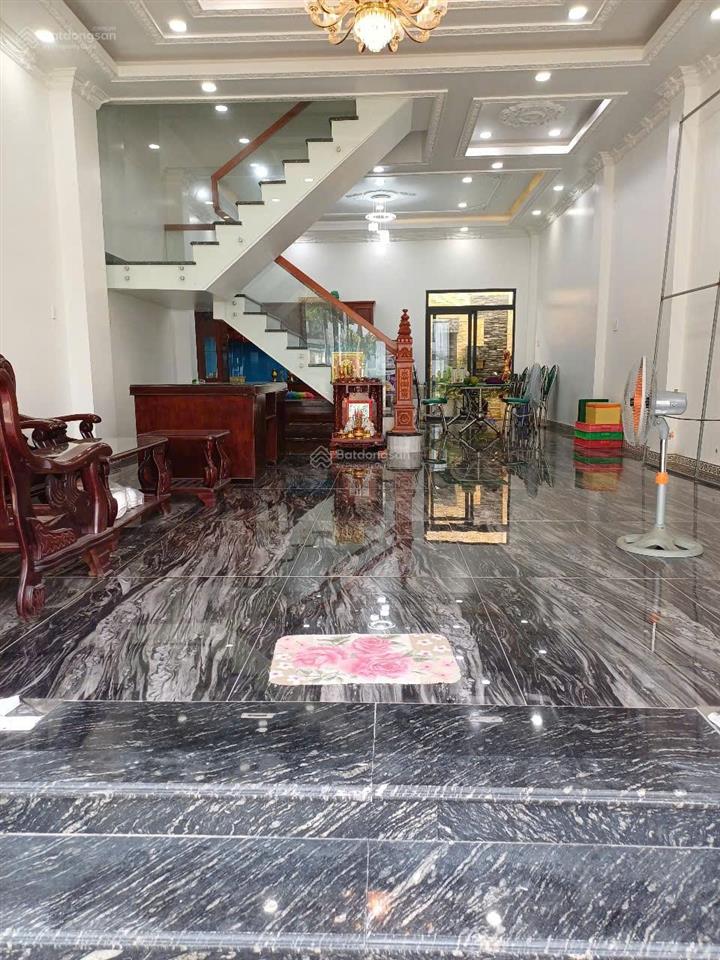 Chính chủ cần bán nhà 3 lầu xây dạng cổ điển (như hình) ở khu đô thị 5 sao 1