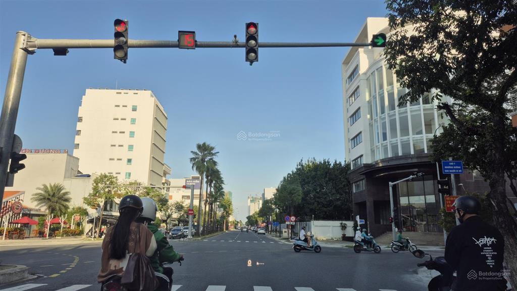 Xô viết nghệ tĩnh  tòa nhà 7 tầng kiên cố, vị trí trung tâm. ngay cạnh các trường đại học lớn.