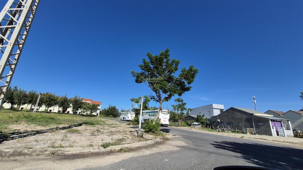 Bán nhanh. lô góc 425m² sát biển cửa đại, vị trí thông thoáng, kinh doanh du lịch.