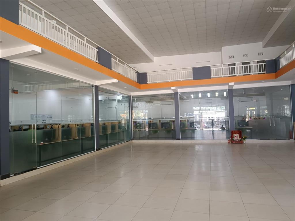 Cho thuê mặt tiền đ. cmt8, dtsd 500m² thích hợp kinh doanh, văn phòng, trung tâm dạy học
