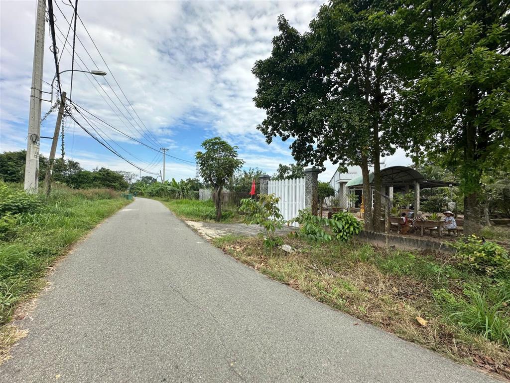 Chỉ ~4tr/m2 có ngay 1.100m2 đất củ chi (sẵn thổ cư 300m2), đường nhựa thông, xe tải