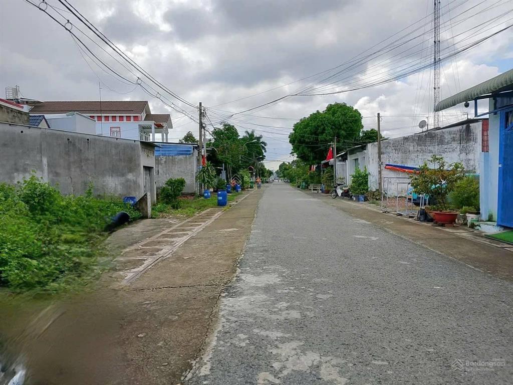 Nhà có lô đất thổ vườn 150m2 ở tân thông hội (nay xã củ chi)  giá 1tỷ5 cách ql 22 700m