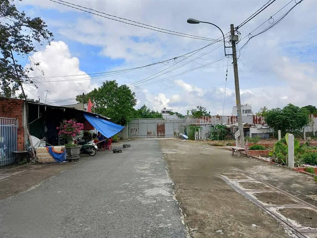 Nhà có lô đất thổ vườn 150m2 ở tân thông hội (nay xã củ chi)  giá 1tỷ5 cách ql 22 700m