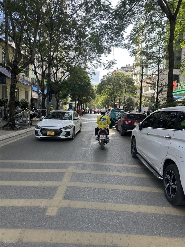 Toà nhà thuộc khu phân lô phố dịch vọng hậu  dt 100m2  vỉa hè ô tô tránh  gần phố  nhinh 50 tỷ