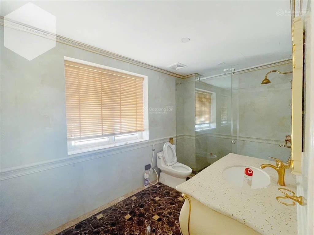 Cho thuê biệt thự ở vinhomes riverside, 40 triệu, 168m2, 4pn, 4wc, có thang máy.