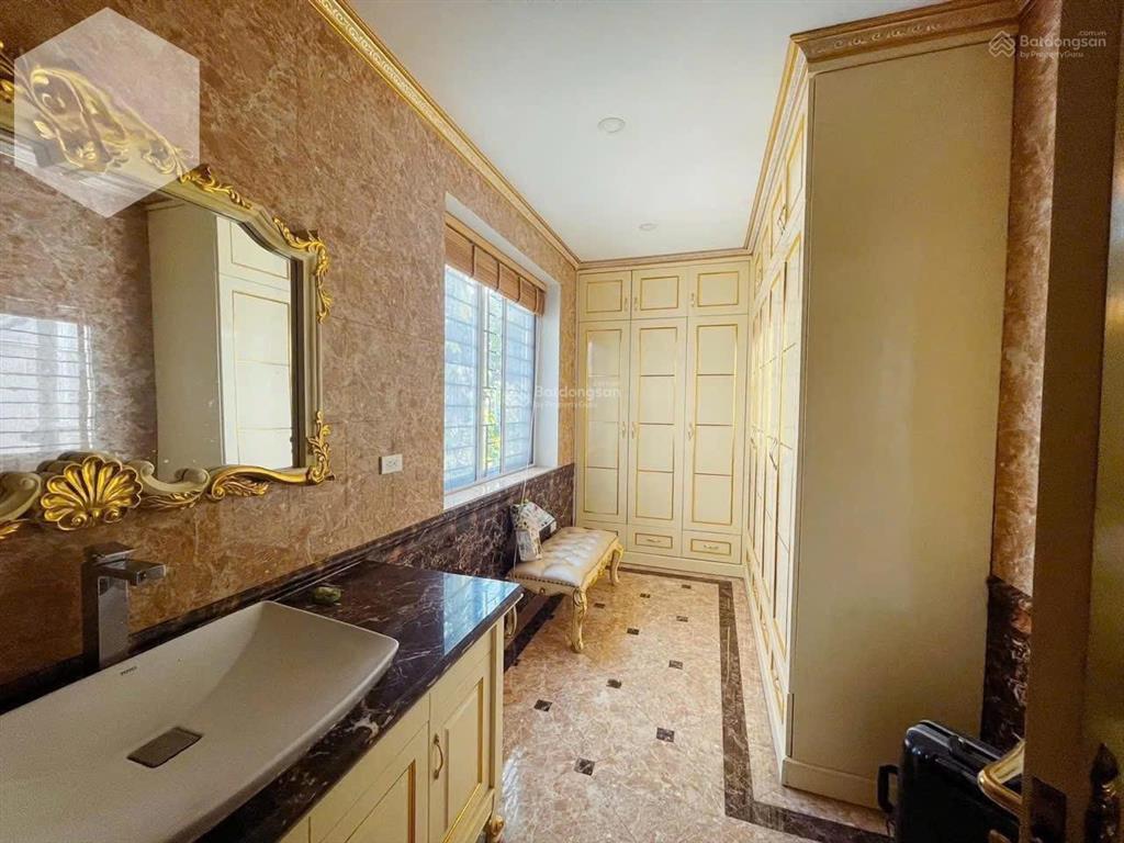 Cho thuê biệt thự ở vinhomes riverside, 40 triệu, 168m2, 4pn, 4wc, có thang máy.