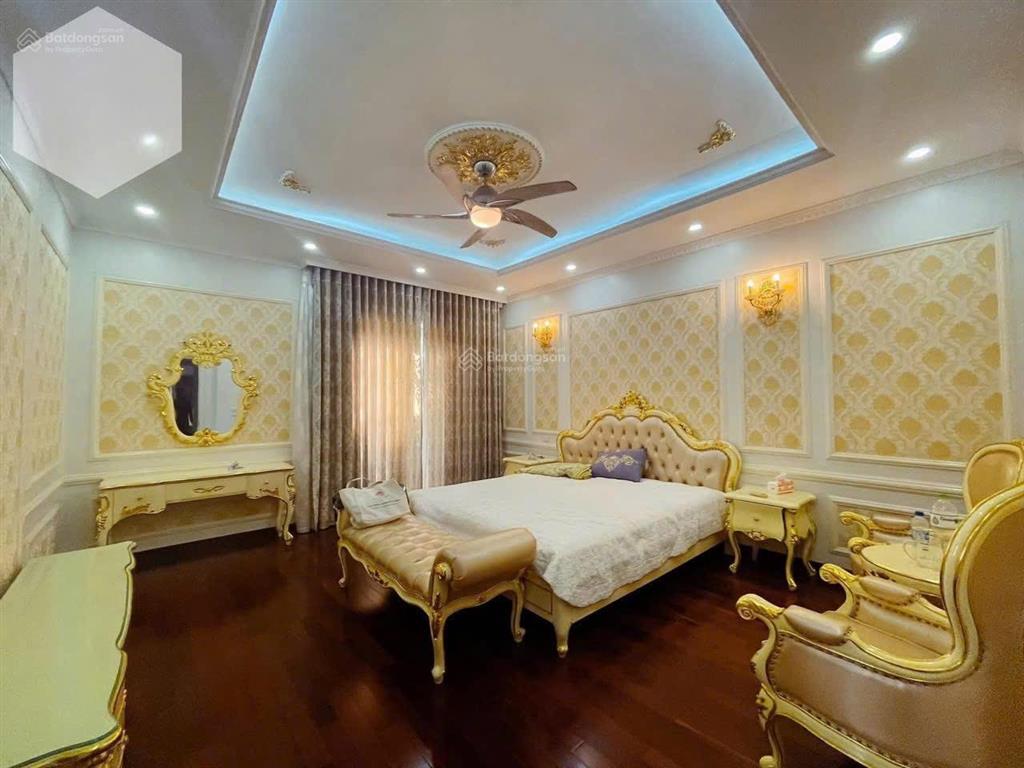 Cho thuê biệt thự ở vinhomes riverside, 40 triệu, 168m2, 4pn, 4wc, có thang máy.