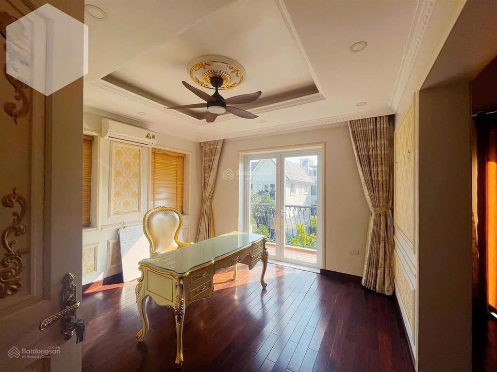 Cho thuê biệt thự ở vinhomes riverside, 40 triệu, 168m2, 4pn, 4wc, có thang máy.