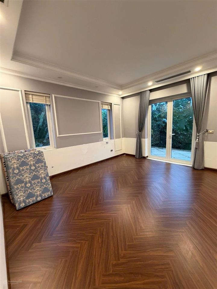 Cho thuê biệt thự 4pn, 4wc, 168m2 tại vinhomes riverside, 40 triệu vnd