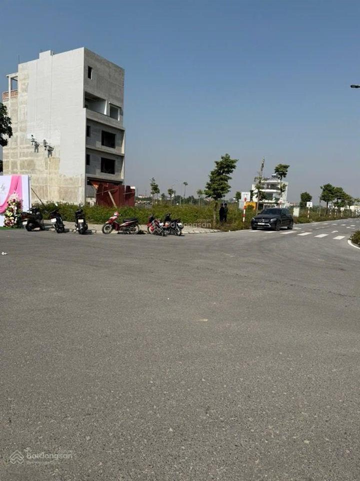 Lô góc  phân lô vỉa hè 5m  view công viên lễ pháp dt 106m2 lô góc quá đẹp. view vườn hoa phù hợp