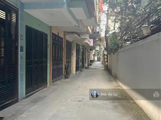 Nhà phân lô văn quán 35m2 dân trí cao, ô tô tránh trước cửa, không gian sống yên tĩnh gần hồ, 11.x