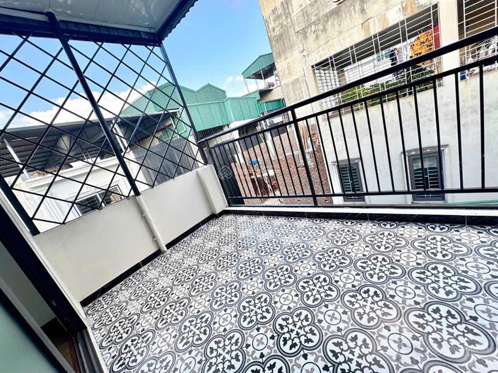 Bán nhà giải phóng, 30m2, 5 tầng, 7.8 tỷ, đi bộ ra bến xe nước ngầm, gần hồ linh đàm