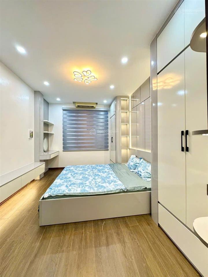 Bán nhà giải phóng, 30m2, 5 tầng, 7.8 tỷ, đi bộ ra bến xe nước ngầm, gần hồ linh đàm