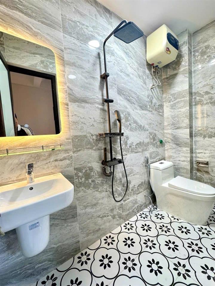 Bán nhà giải phóng, 30m2, 5 tầng, 7.8 tỷ, đi bộ ra bến xe nước ngầm, gần hồ linh đàm