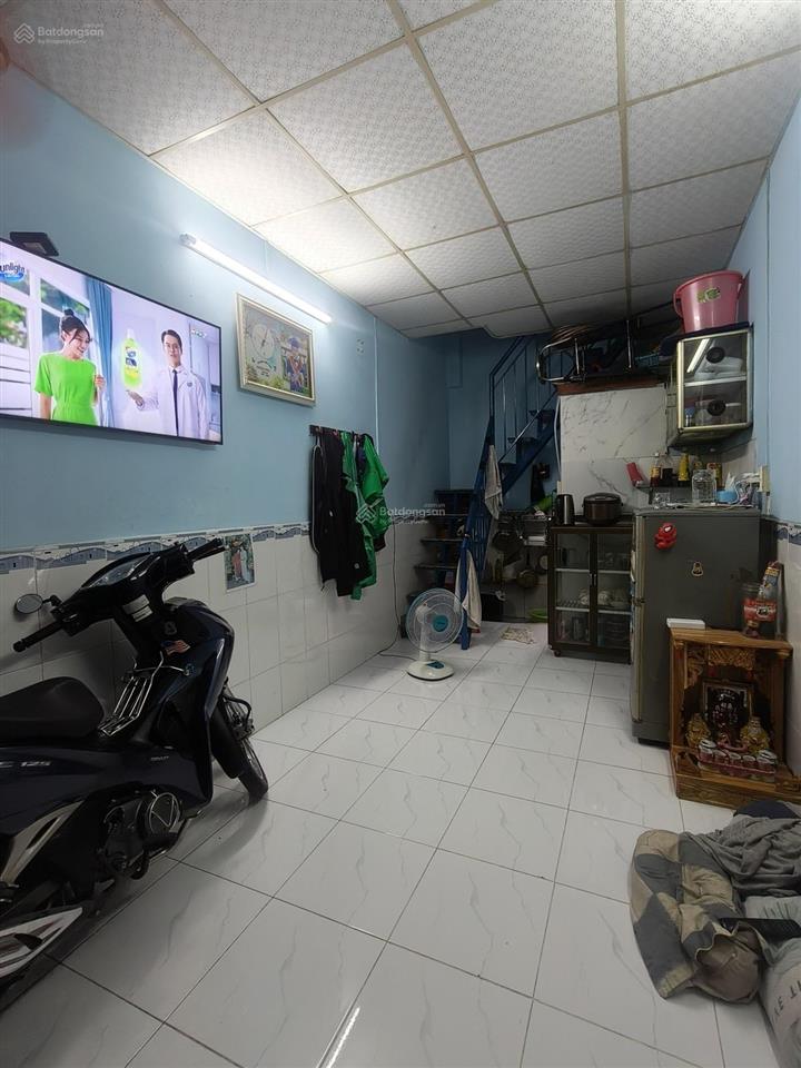 Nhà 2 tầng sổ riêng không quy hoạch ngay chợ 339