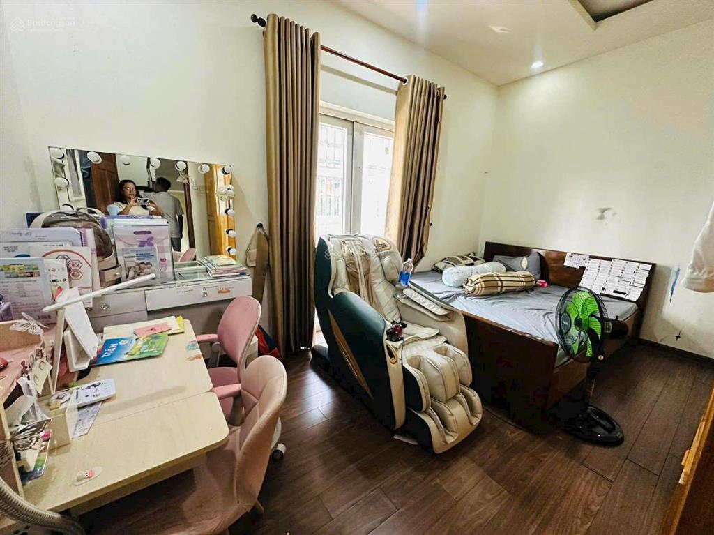 Đường 1 xẹt 3 tầng siêu đẹp, 57m2, hxh, 4pn, vị trí trung tâm q9, xấp xỉ 6 tỷ