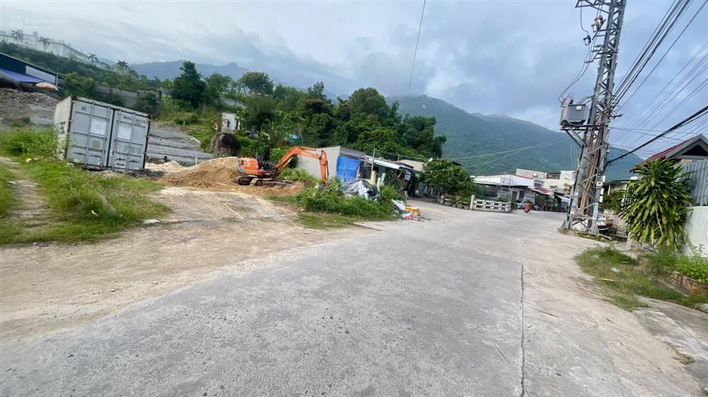 Chủ gửi bán lô góc mặt tiền trung tâm phước đồng nha trang.  0989 783 ***