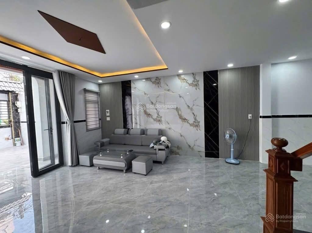 Nhà mới đón tết, gần trường cd gtvt, 100m tới chợ, hẻm xe 16 chỗ vào sân, giá rẻ nhất khu vực