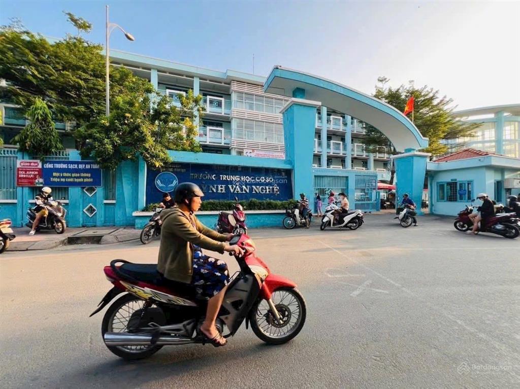 Đất mặt tiền giáp kênh tham lương. dt 4m x 19m. khu dân trí, sầm uất. kd đa nghề. giá 9 tỷ 2